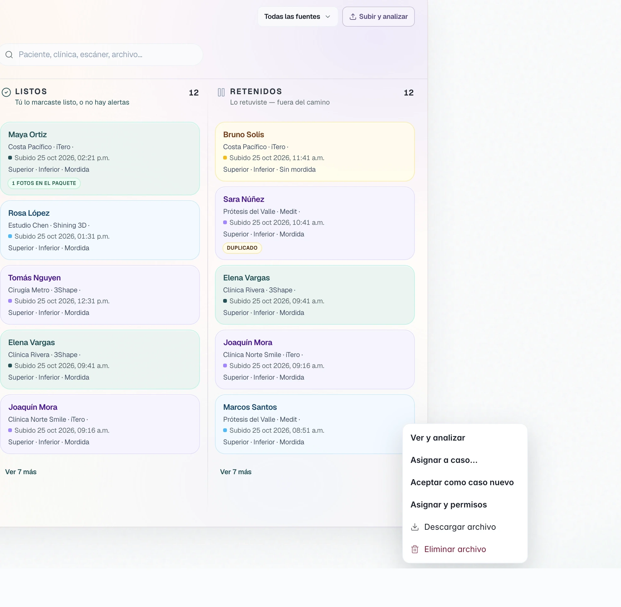 Menú del paquete: Ver y analizar, Asignar a caso, Aceptar como caso nuevo, Asignar y permisos, Descargar archivo, Eliminar archivo. Al lado, las tarjetas de Listos y Retenidos con paciente, clínica, escáner, fecha y arcadas.