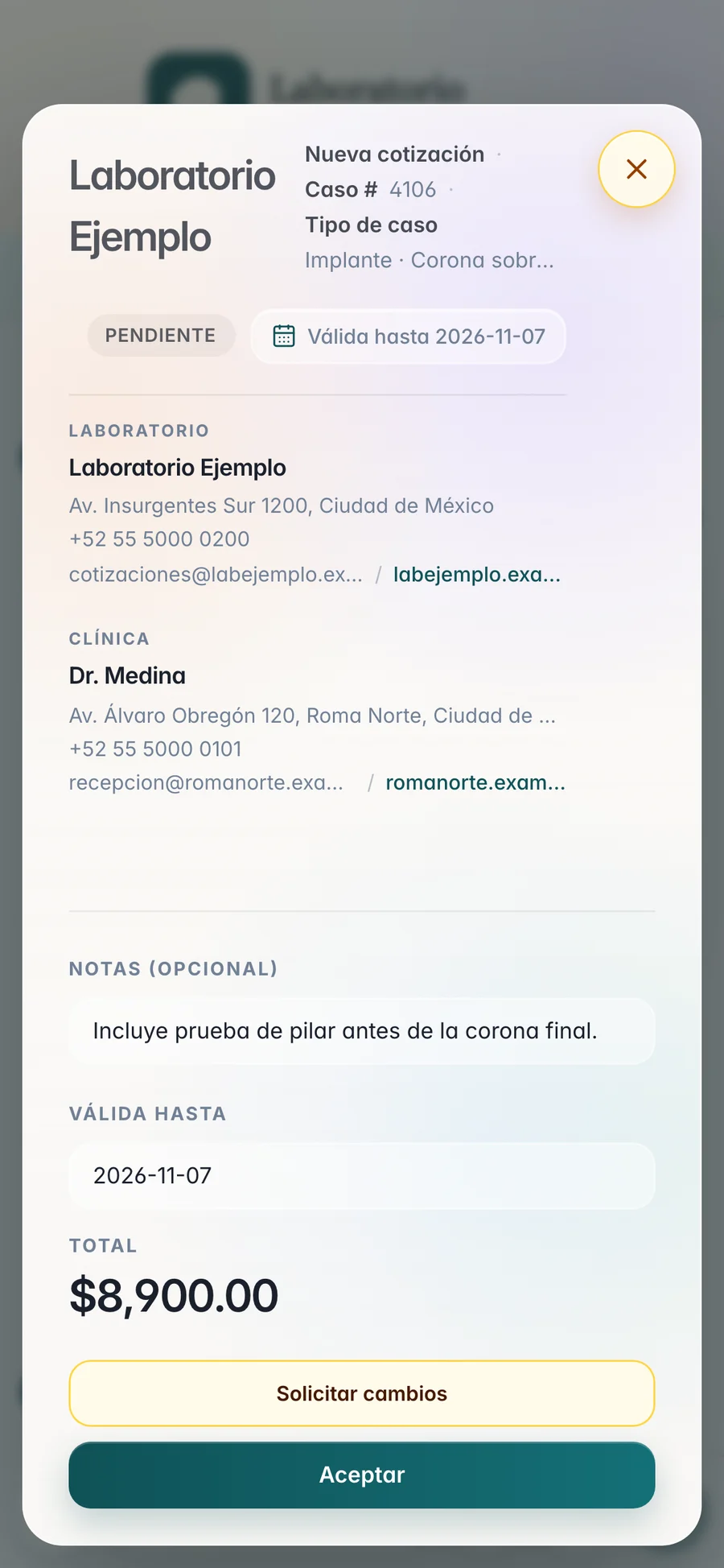La clínica abre la cotización en el teléfono: notas, válida hasta, total y los botones Solicitar cambios y Aceptar.