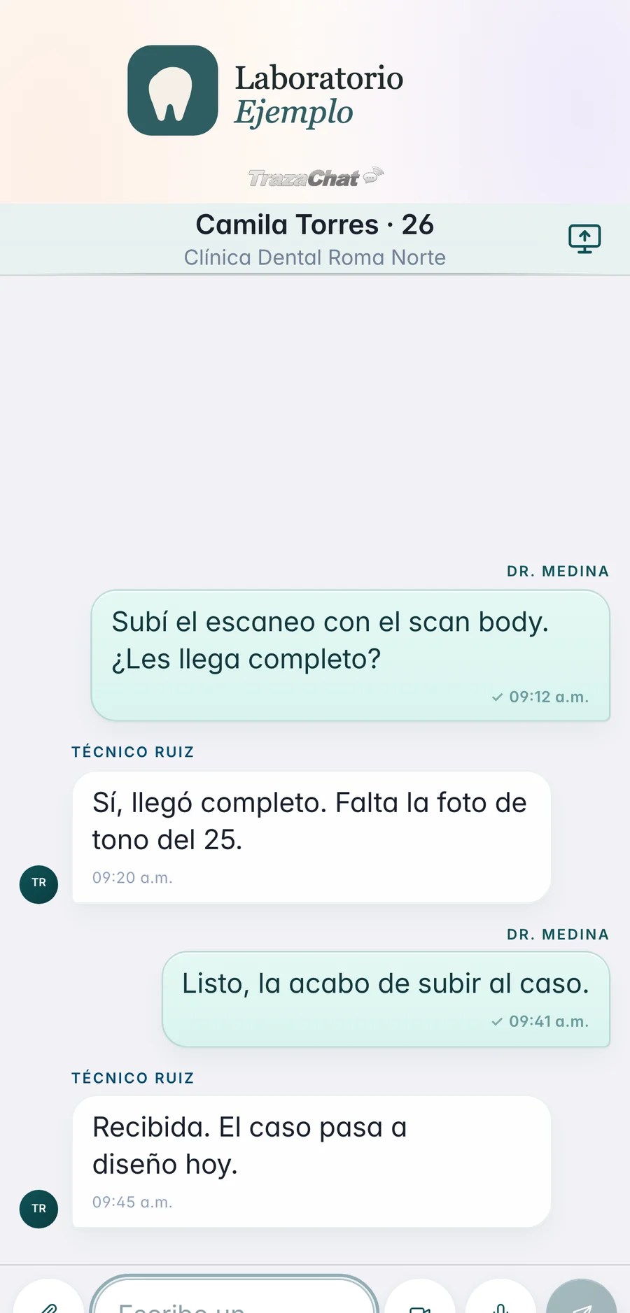 TrazaChat Móvil con el logo de Laboratorio Ejemplo arriba y el hilo del caso con la clínica.