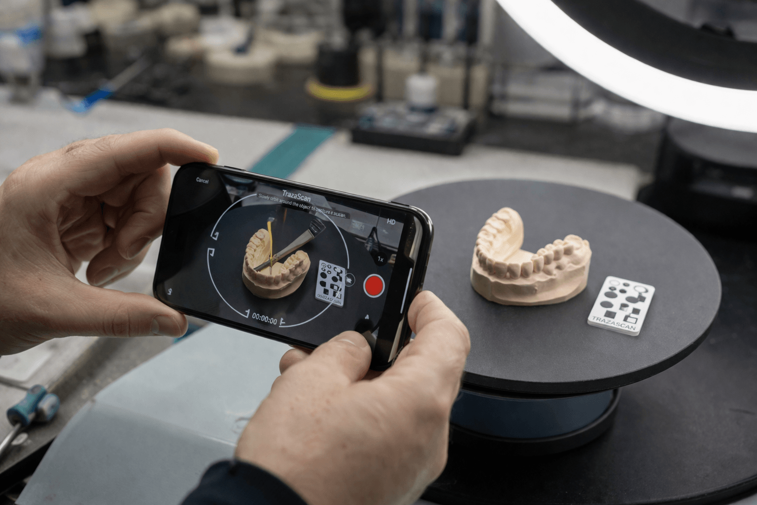 Tecnico grabando modelo dental en turntable